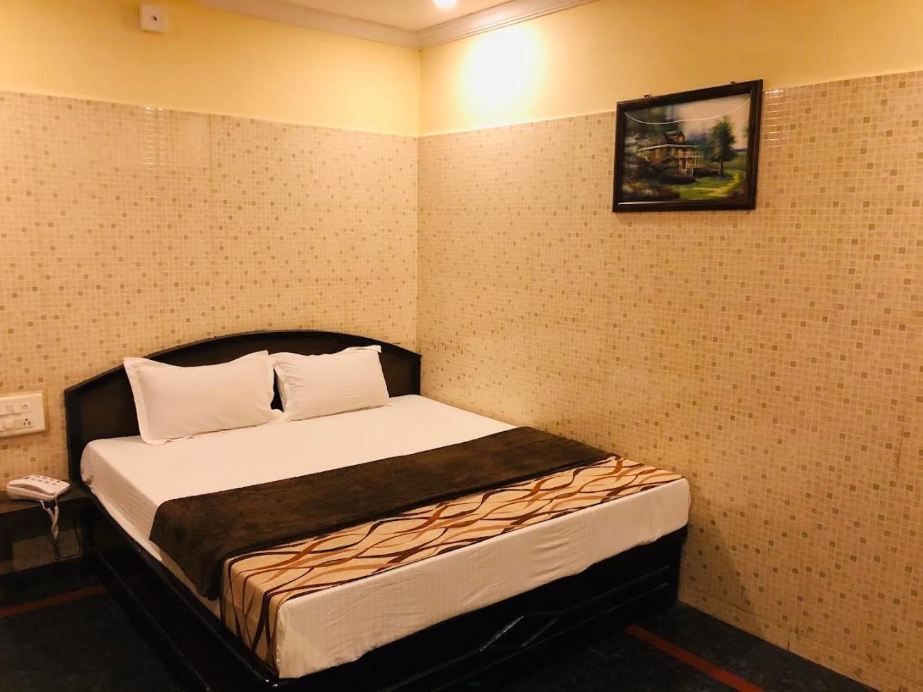 Hotel Tejasri Residency Vijayawāda Buitenkant foto
