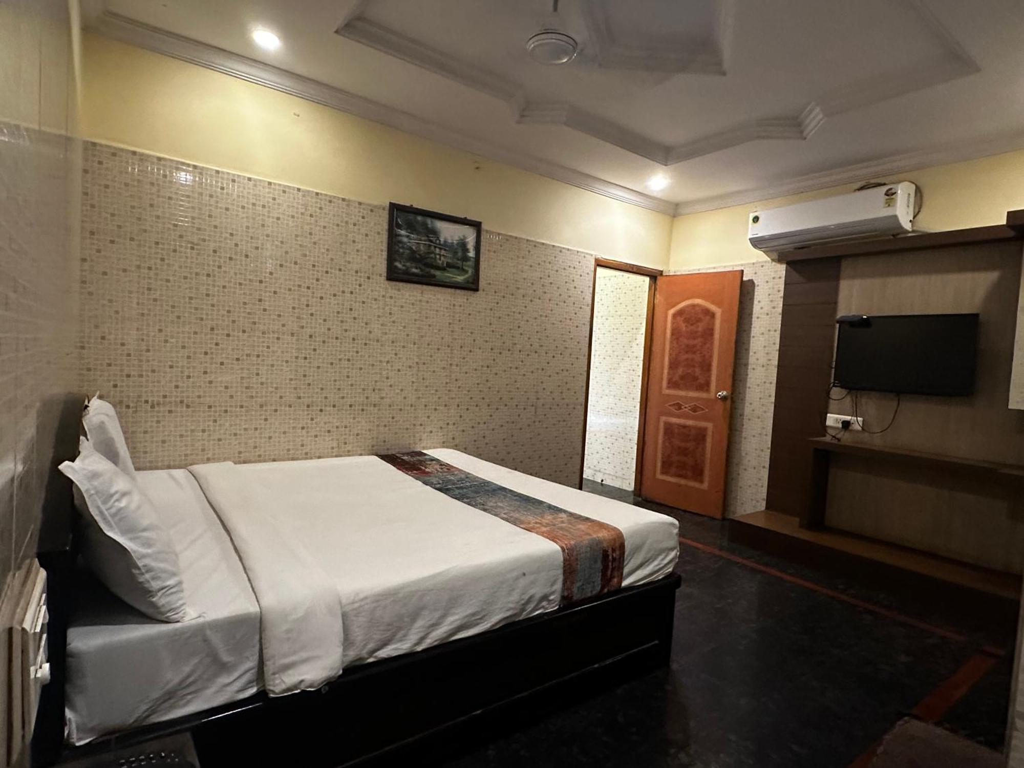 Hotel Tejasri Residency Vijayawāda Buitenkant foto
